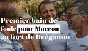 Premier bain de foule pour Macron, en vacances avec Brigitte au fort de Brégançon