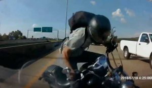 Un motard rate son freinage sur l'autoroute et percute une voiture (vidéo)