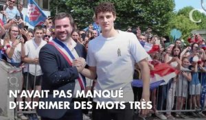 PHOTOS. Coupe du monde 2018 : Benjamin Pavard embrasse tendrement ses parents à son retour à Jeumont
