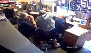 Etats-Unis : les employés d'un fast-food maîtrisent un voleur (vidéo)