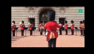 Même les gardes de Buckingham Palace ont rendu hommage à Aretha Franklin