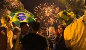 Les Brésiliens célèbrent la victoire de Bolsonaro à Rio
