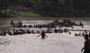 Guatemala: des centaines de migrants traversent la rivière