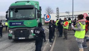 La police libère un rond-point à Châlons-en-Champagne