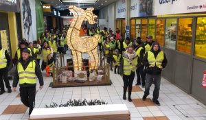 Alençon. Gilets jaunes : le cortège de manifestants fait les cent pas dans la galerie du Carrefour 