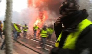 Feux et barricades de "gilets jaunes" sur les Champs-Elysées