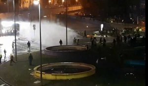 Gilets Jaunes à Charleroi: des manifestants lancent des pavés vers la police