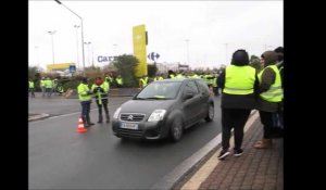 Liévin : les Gilets jaunes filtrent les voitures devant Carrefour
