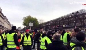Paris : bloqués aux portes de La Concorde par les CRS, les gilets jaunes lancent "la Police avec nous"