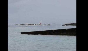 Un avion de ligne rate son atterrissage et plonge dans un lagon du Pacifique