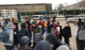 Vannes. Manifestation lycéenne devant le lycée Charles de Gaulle