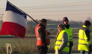 Des "gilets jaunes" restent mobilisés près de Lille