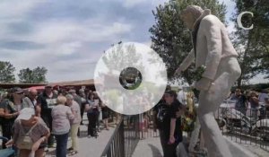 DOCUMENT CLOSER. Voici le visage d'une statue qui ressemble (enfin !) à Johnny Hallyday, et qui sera dévoilée le 8 décembre dans l'Allier