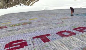 Record de la plus grande carte postale sur un glacier suisse