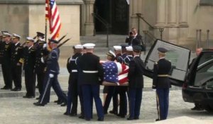 Le cercueil de George H.W. Bush arrive à la Cathédrale