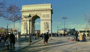 "Gilets jaunes": qu'en pensent les touristes étrangers à Paris?