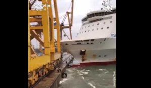 Espagne: Un ferry entre en collision avec une grue dans le port de Barcelone