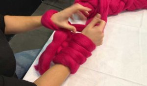 Nantes. Ana Feel Wool fait une démonstration de tricot avec les bras au salon Creativa