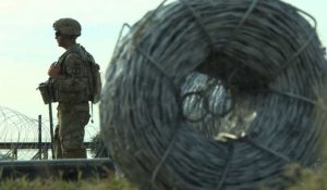 A la frontière du Texas, les soldats attendent la caravane