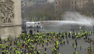 Champs-Élysées: affrontements entre policiers et "gilets jaunes"