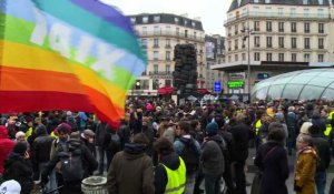 "Gilets jaunes" et ultra-gauche rassemblés à Saint-Lazare
