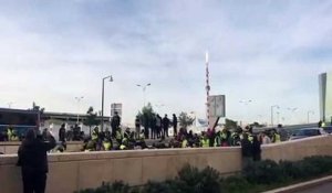 Vidéo - Gilets jaunes : à Marseille des manifestants bloquent l'accès au tunnel du Vieux-Port à la Joliette devant les Terrasses du Port