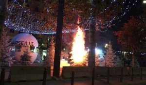 Vidéo - Marseille : un sapin de Noël en feu derrière le Vieux-Port