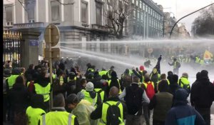 Affrontements entre la police et les gilets jaunes à Bruxelles