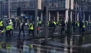 Manifestation des gilets jaunes à Bruxelles: des casseurs lancent des pierres sur la police