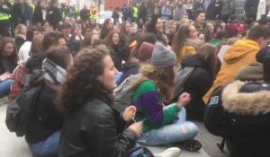 Sit-in des lycéens devant la préfecture de l'Aube