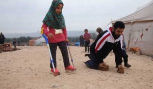 Une Syrienne née sans jambes marche avec des nouvelles prothèses