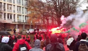 Arras : les lycéens manifestent et craquent des fumigènes devant la Préfecture