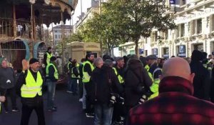 Gilets jaunes à Marseille : plus d'une centaine de personnes présentes en bas de la Canebière, des ambulances en soutien