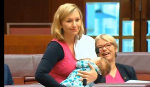 Une députée australienne présente une motion en allaitant son bébé
