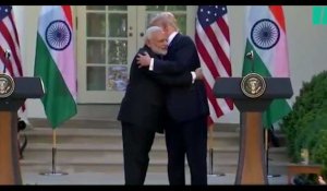 Donald Trump : Le premier ministre indien fait un câlin au président américain (Vidéo)