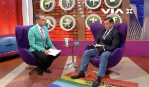 Un pasteur chilien s'essuie les pieds sur un drapeau LGBT à la TV