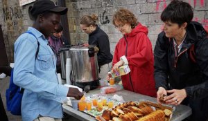 Après l'évacuation, ces bénévoles servent toujours des centaines de petits-déjeuners aux migrants de La Chapelle
