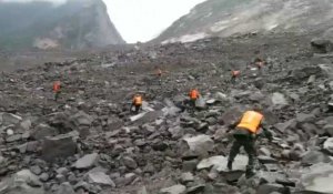 Les images après un énorme glissement de terrain en Chine