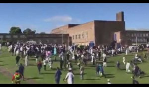 Grande-Bretagne : Une voiture percute des piétons devant une mosquée (Vidéo)