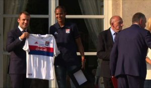 E. Macron reçoit l'équipe féminine de football de l'OL