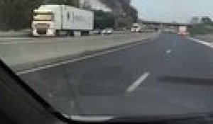 Vidéo : un camion en feu sur l'A54 en direction d'Arles