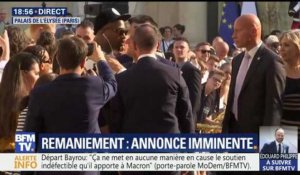 Un Youtubeur refuse de lâcher la main d'Emmanuel Macron à l'Elysée