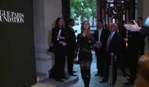 Zahia Dehar très sexy aux Champs-Elysées, elle dévoile un décolleté bombé