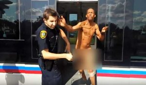 Un homme nu met une énorme gifle à un policier avant de se faire violemment taser (Vidéo)