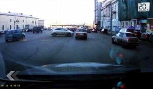 Russie: Il frôle la mort en voiture