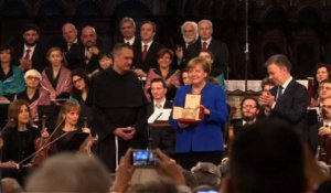 Merkel reçoit la lampe de saint François, le "Nobel" catholique