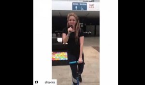 Shakira reprend du Carla Bruni sur une trottinette