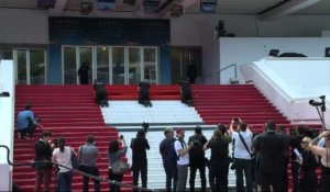 Cannes: installation du tapis rouge sur les marches du Palais