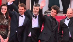 Cannes: l'équipe du film de C. Honoré foule le tapis rouge