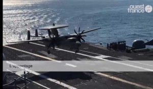 Appontage d'un E-2C Hawkeye sur le porte-avions USS George H. W. Bush